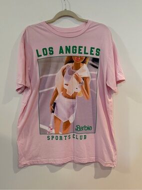 Barbie Tennis Los Ángeles Pink Sports Club Graphic Tee XL 🎾